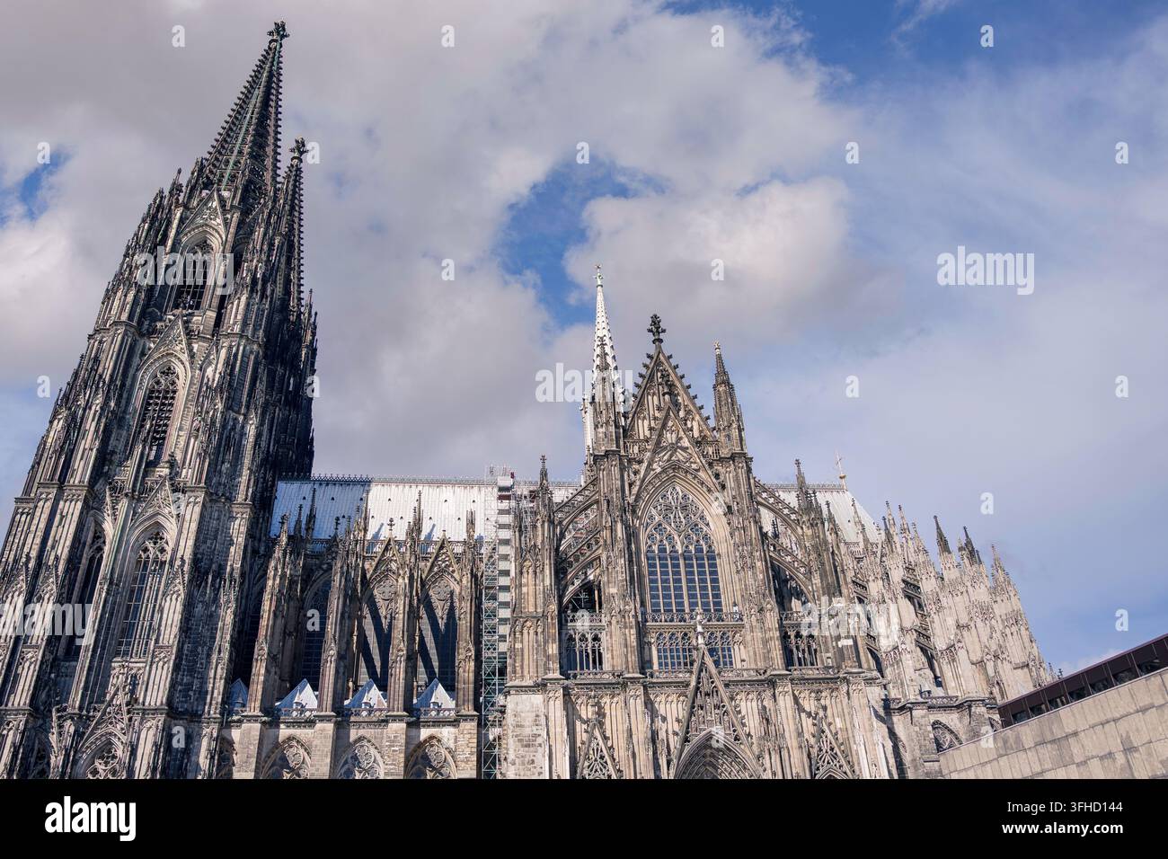 Der Kölner Dom ist eine katholische Kirche im gotischen Stil, deren Bau im Jahr 1248 begann und im Jahr 1880 abgeschlossen wurde. Er befindet sich im Zentrum der Ge Stockfoto