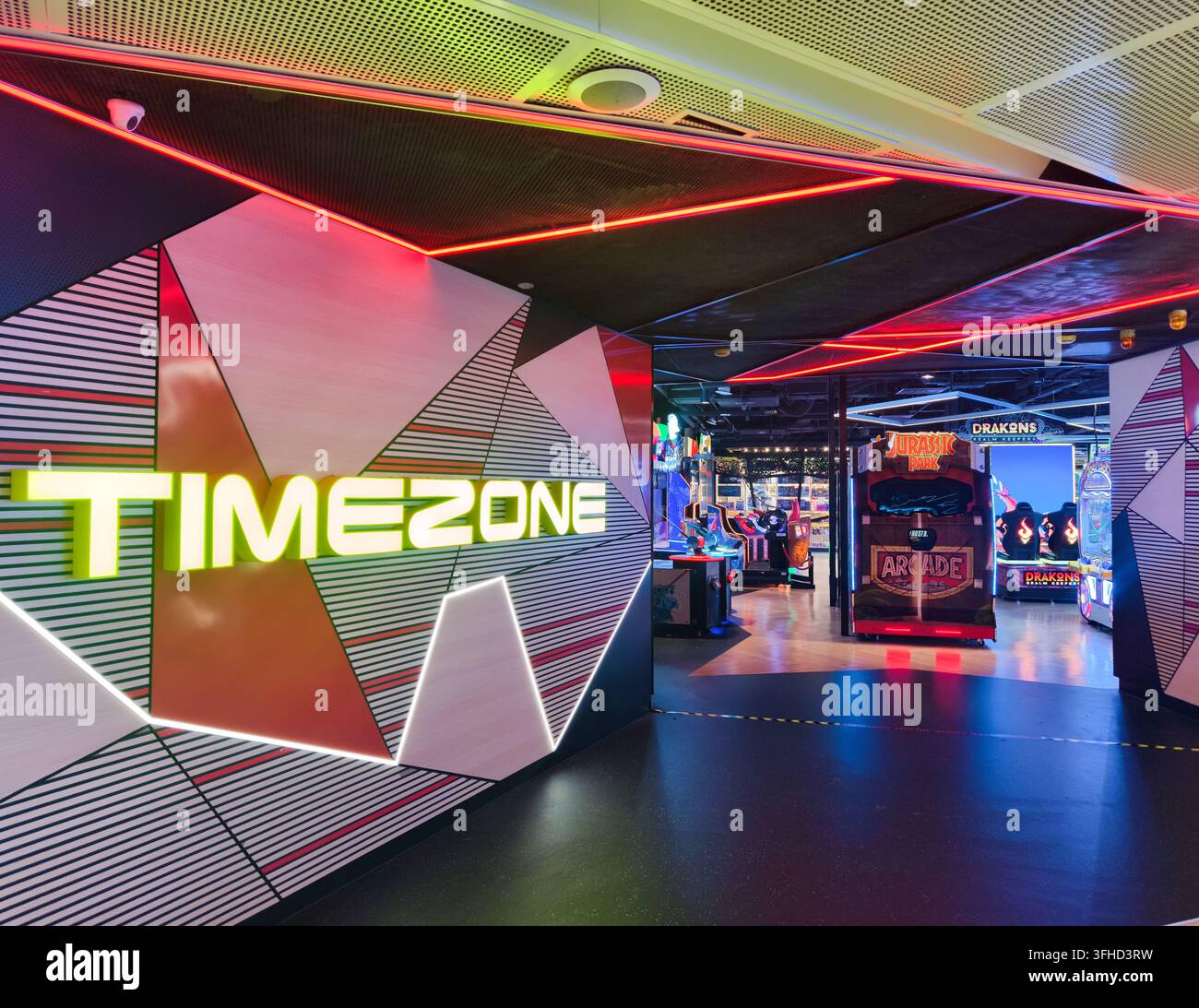 ein Timezone-Familienunterhaltungs- und Arkadezentrum mit geometrischen Wandpaneelen und Arkadenschränken im Inneren. Singapur Stockfoto