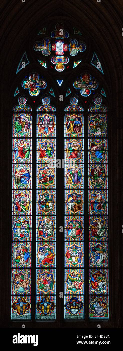 Hohes Buntglasfenster mit biblischen Szenen und hellen Farben im Kölner Dom in Köln, Deutschland. Stockfoto