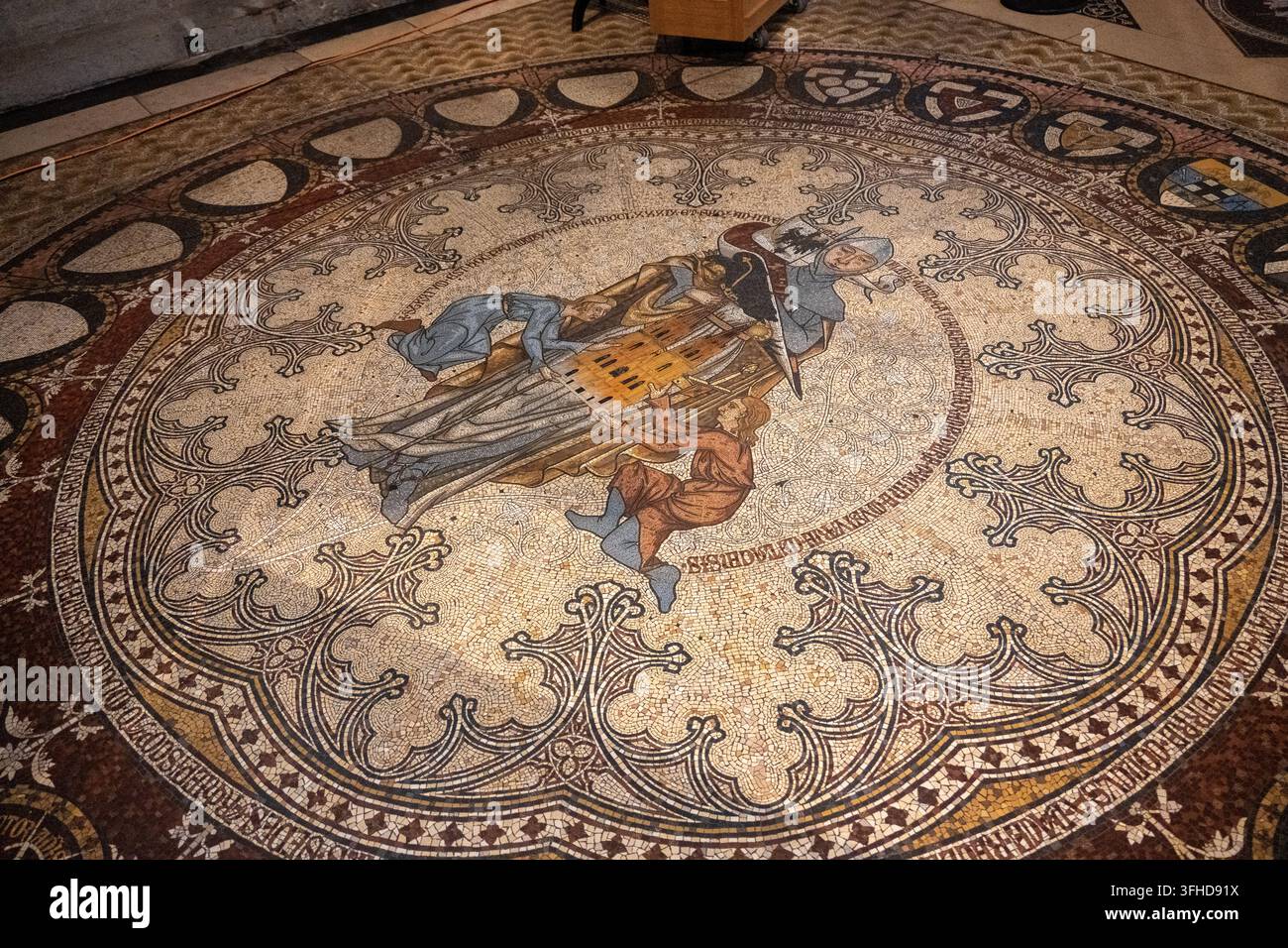 Rundes Bodenmosaik mit religiösen und heraldischen Motiven im Kölner Dom in Köln, Deutschland. Stockfoto