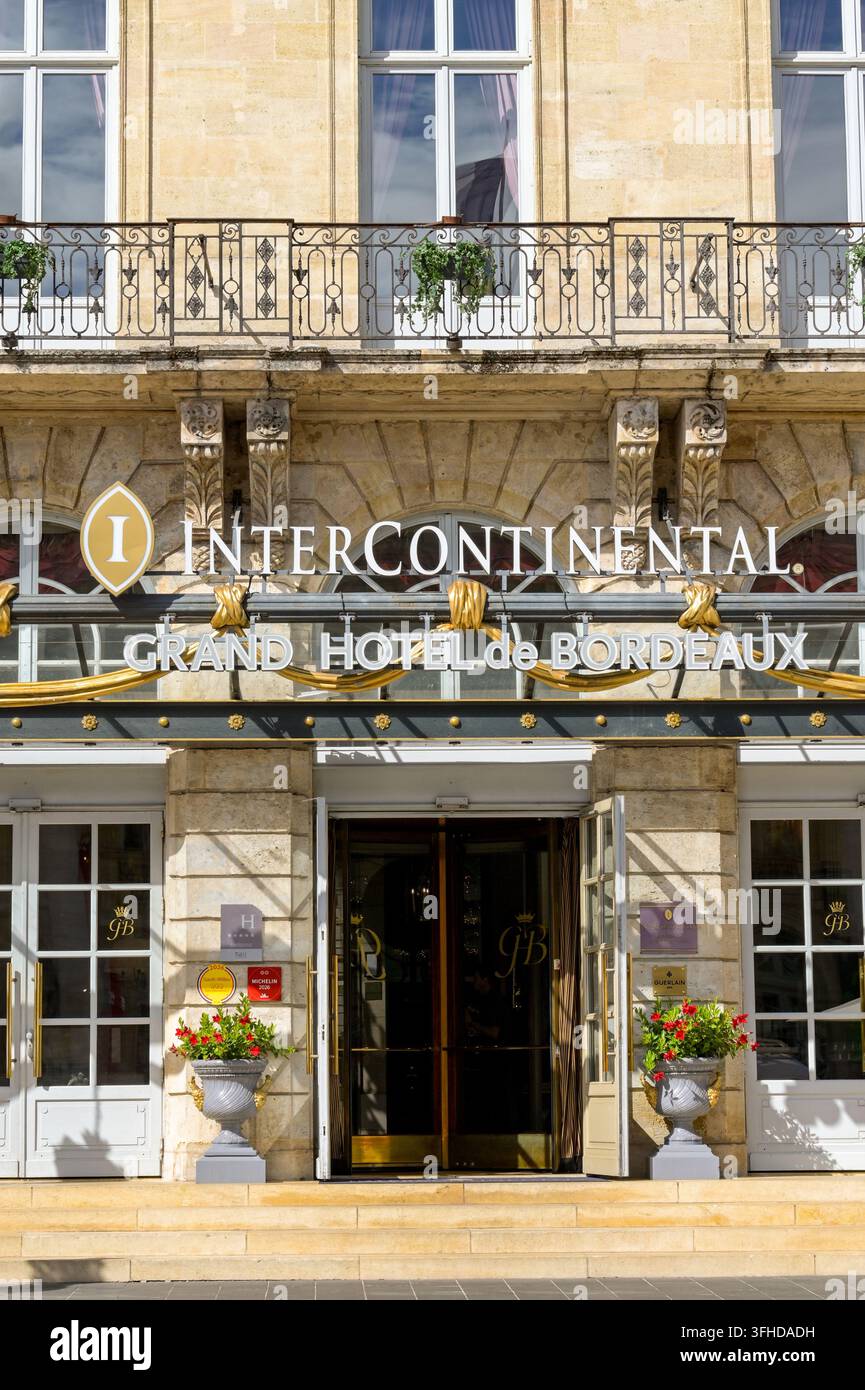 Bordeaux, Frankreich - 31. August 2026: Vorderansicht des Intercontinental Hotels im Stadtzentrum von Bordeaux, dem Grand Hotel de Bordeaux. Stockfoto