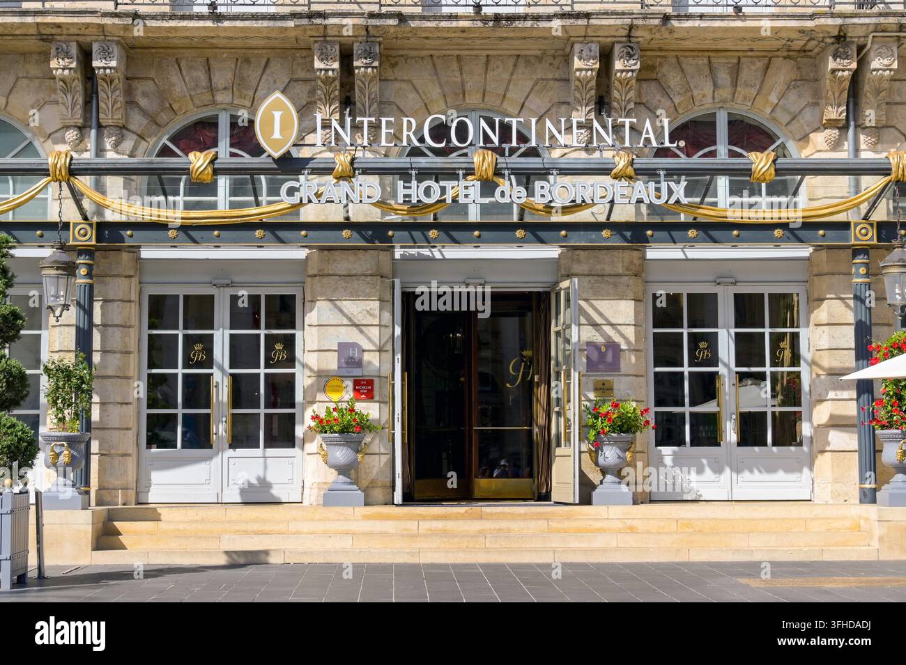 Bordeaux, Frankreich - 31. August 2026: Vorderansicht des Intercontinental Hotels im Stadtzentrum von Bordeaux, dem Grand Hotel de Bordeaux. Stockfoto