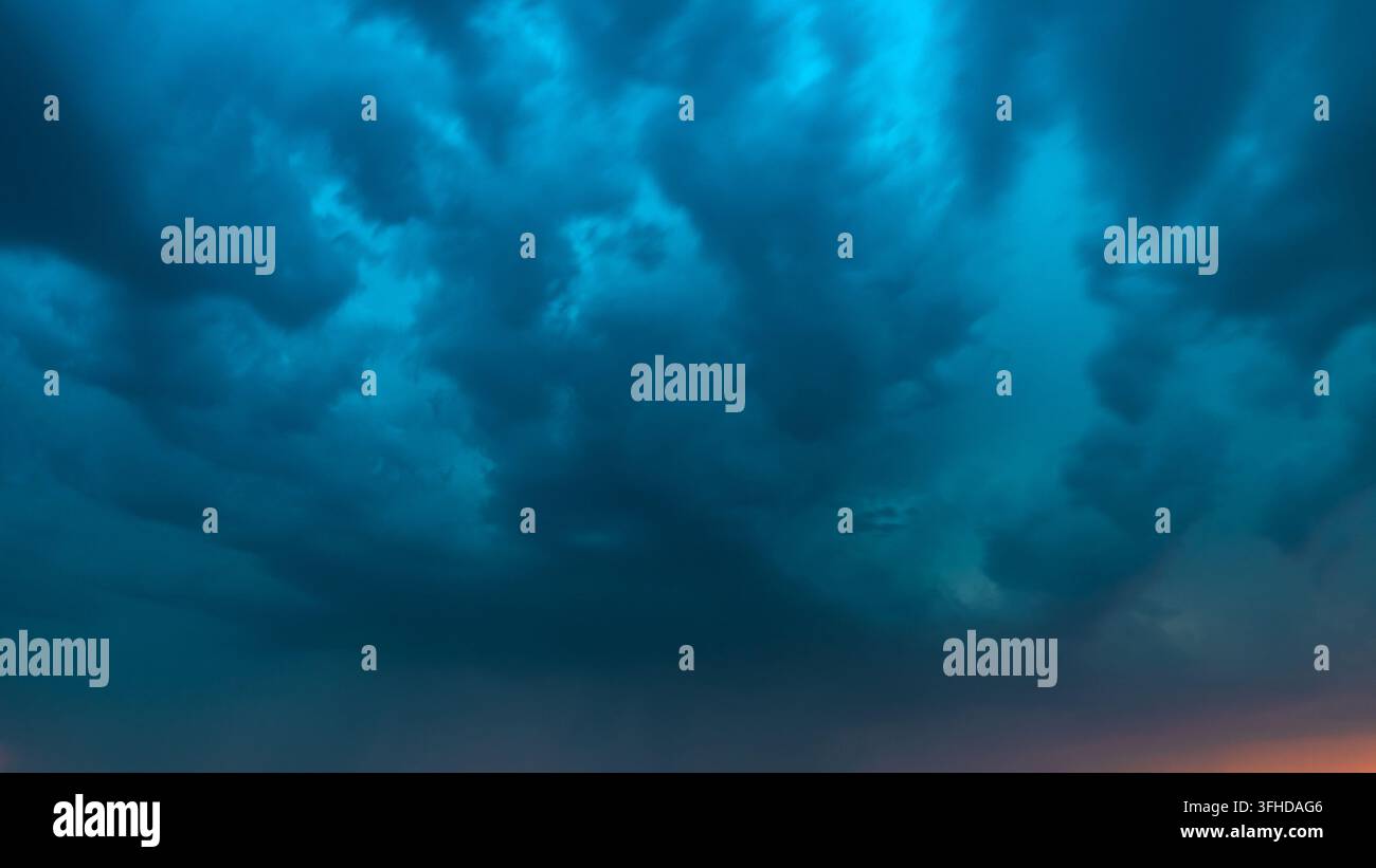 Dunkle turbulente Gewitterwolken zur Blauen Stunde Stockfoto
