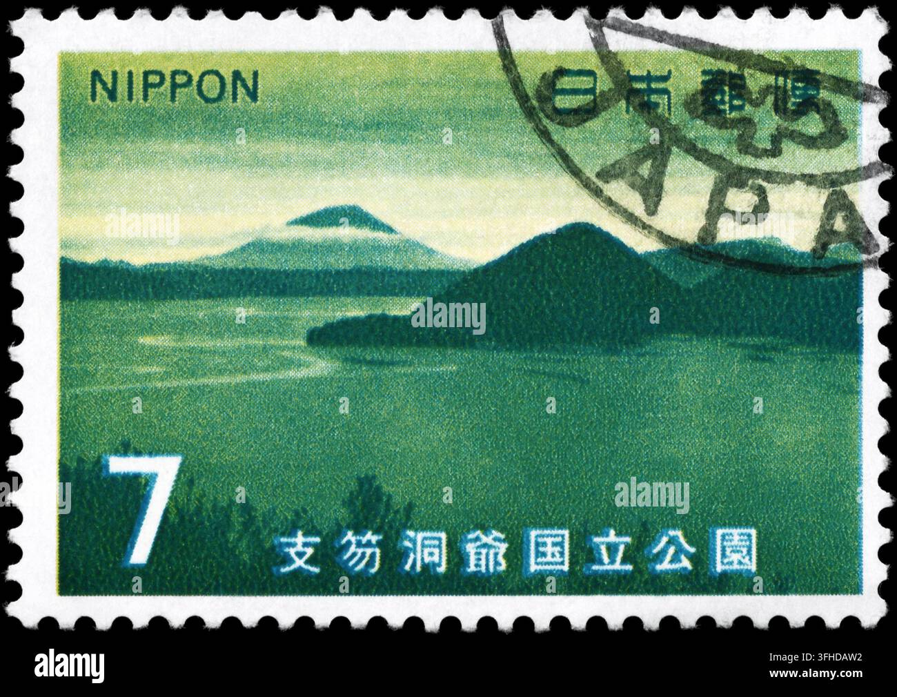 JAPAN - CIRCA 1971: Eine in JAPAN gedruckte Briefmarke zeigt den Mt. Yotei vom Toya-See aus der Serie "Shikotsu-Toya-Nationalpark", circa 1971 Stockfoto