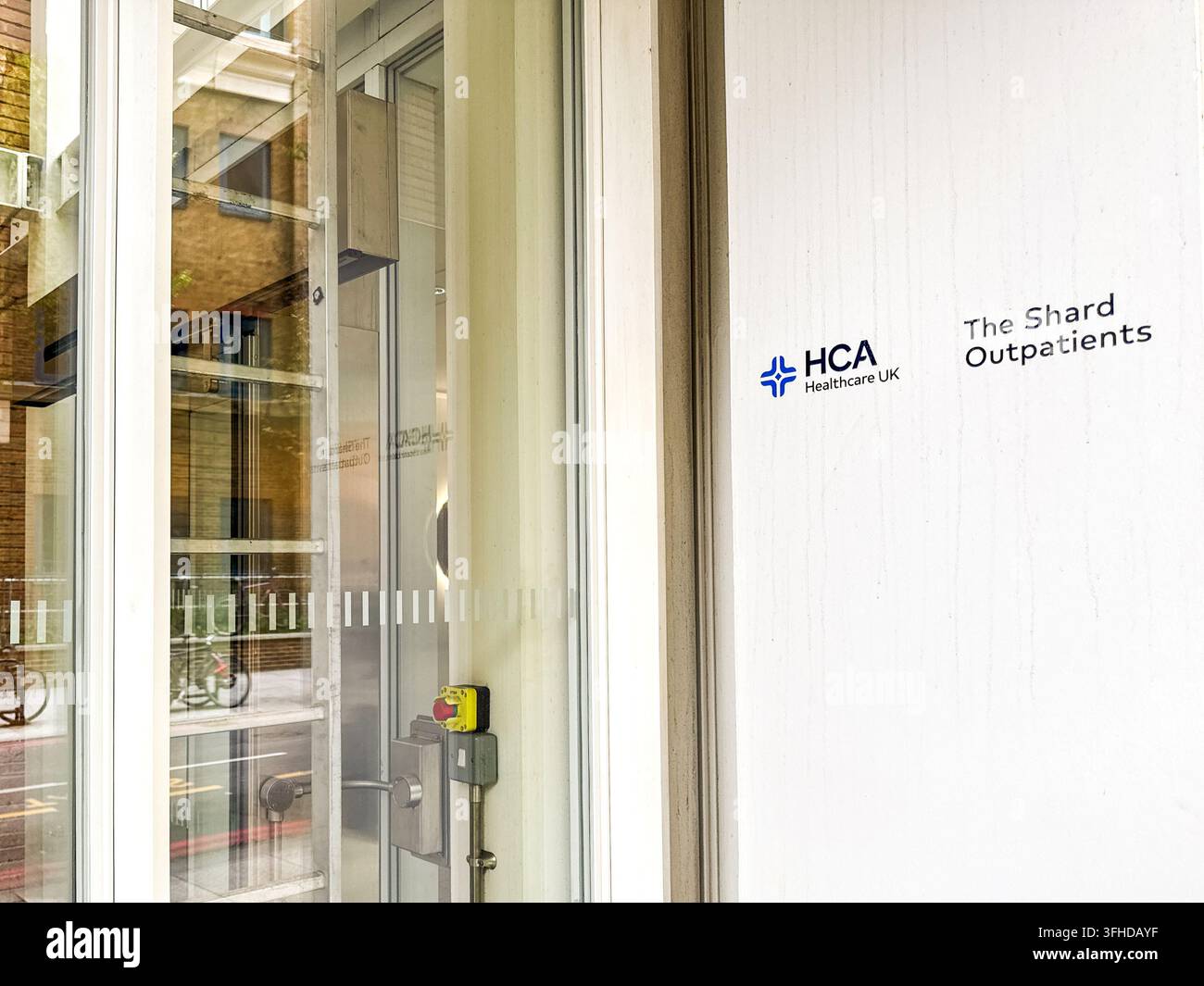 London, England, UK - 16. Mai 2026: Eingang zum The Shard für ambulante Patienten in Southwark. Die Klinik wird von HCA Healthcare UK betrieben. Stockfoto