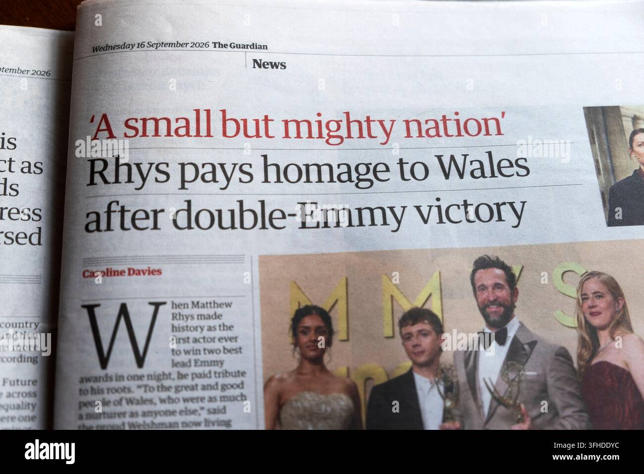 Schauspieler Matthew ‚Rhys würdigt Wales nach doppeltem Emmy-Sieg‘ Guardian-Zeitungstitel über Auszeichnungen am 16. September 2026 London England UK Stockfoto