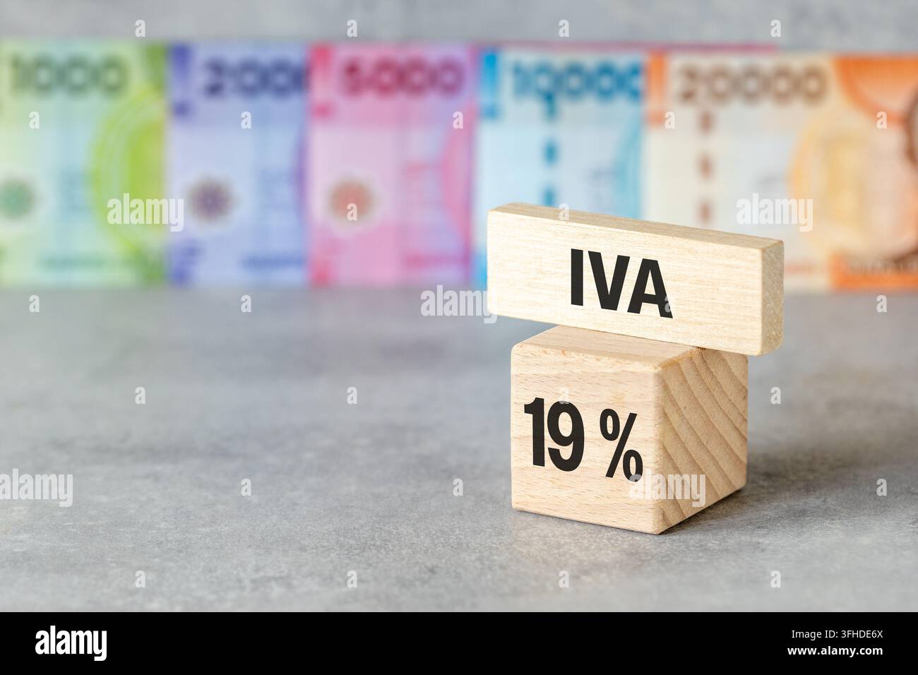 Steuerreformkonzept in Chile zeigt Wertsteuerrabbruch mit Text IVA 19 Prozent auf Holzblöcken. Finanz- und Geschäftshintergrund Stockfoto