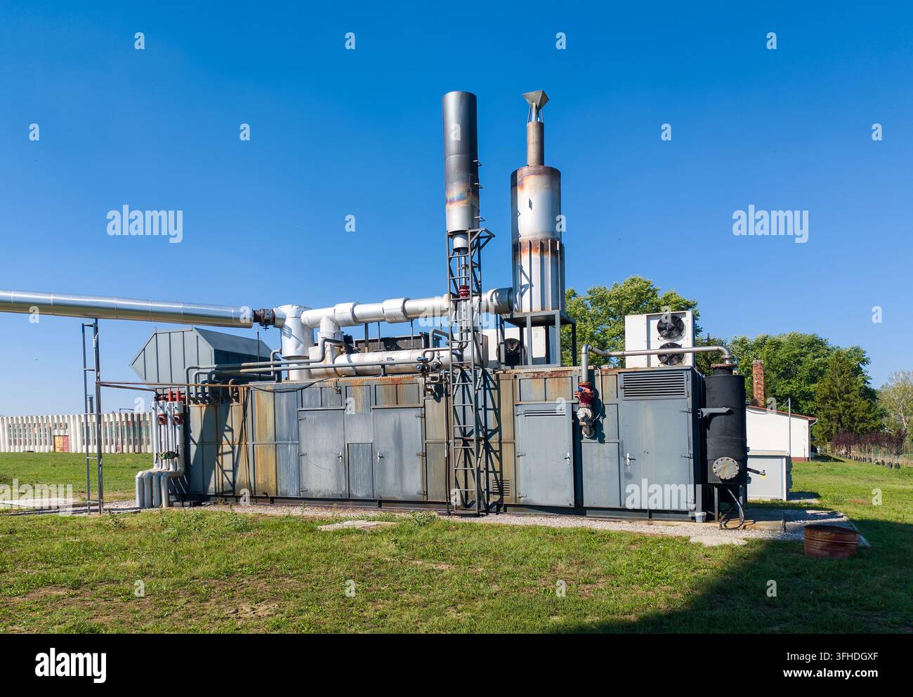 Gasmaschine und Generator auf einem Industriegelände Stockfoto