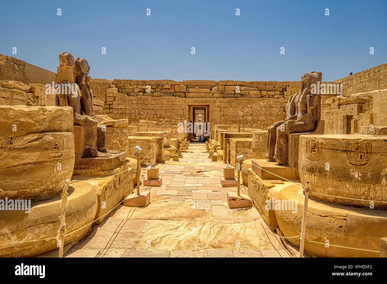 Die dritte Halle des Hypostylsaals im Tempel von Medinet Habu von Ramses III zeigt Granitstatuen von Ramses III, begleitet von den Göttern Maat und Thot Stockfoto