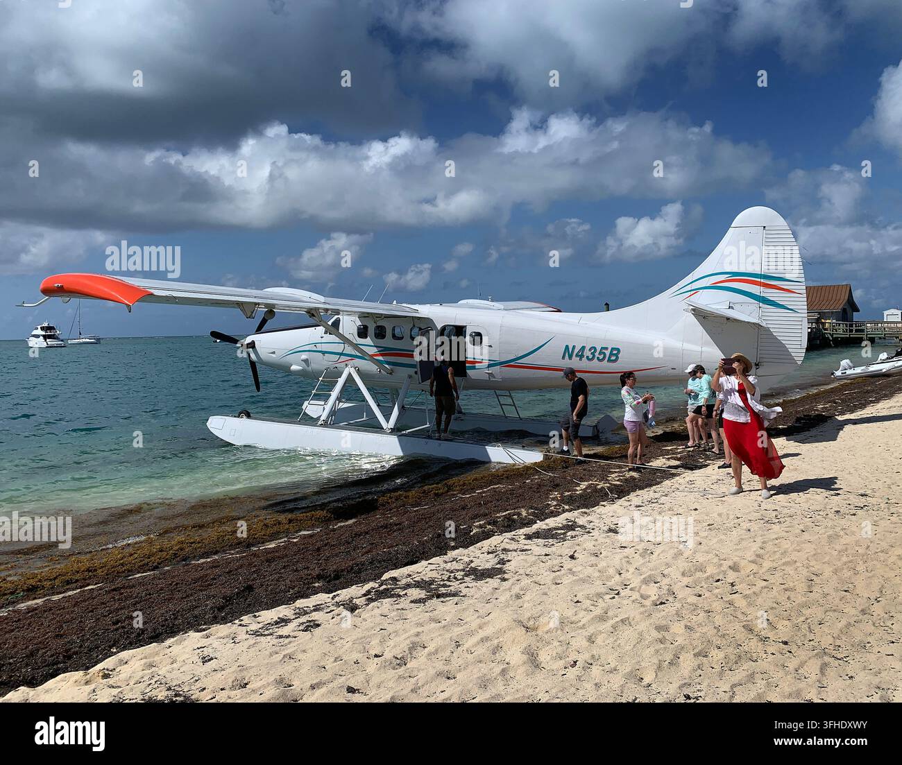 Dry Tortugas National Park - 18. Mai 2025: Touristen steigen an einem Strand des Dry Tortugas National Parks in der Nähe von Fort Jefferson, Florida, aus einem Wasserflugzeug aus Stockfoto