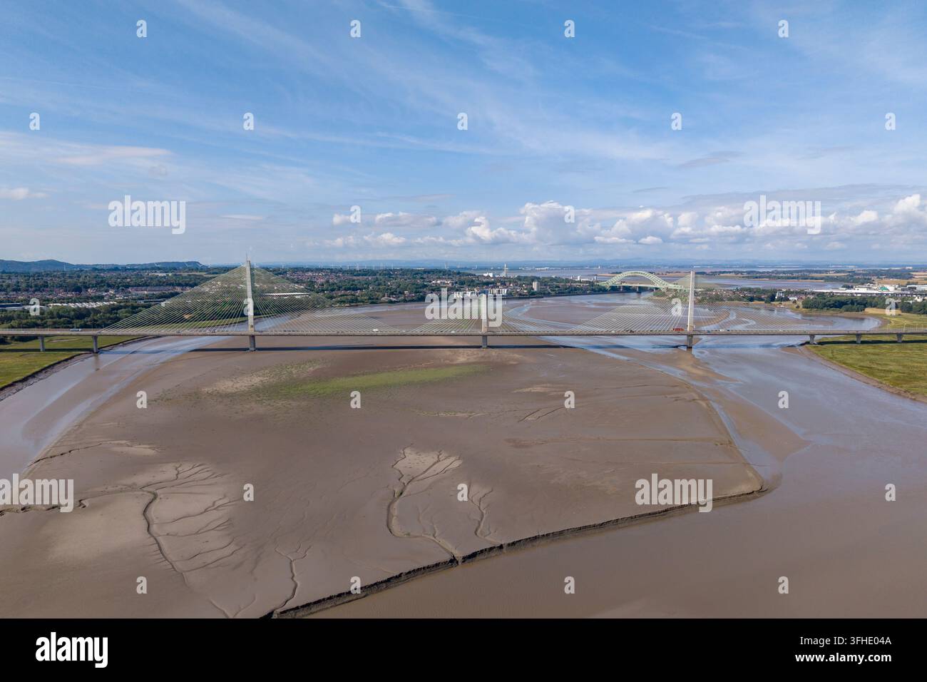 Luftbild der Mersey Gateway Bridge und des Flusses Mersey, Halton, UK. Stockfoto