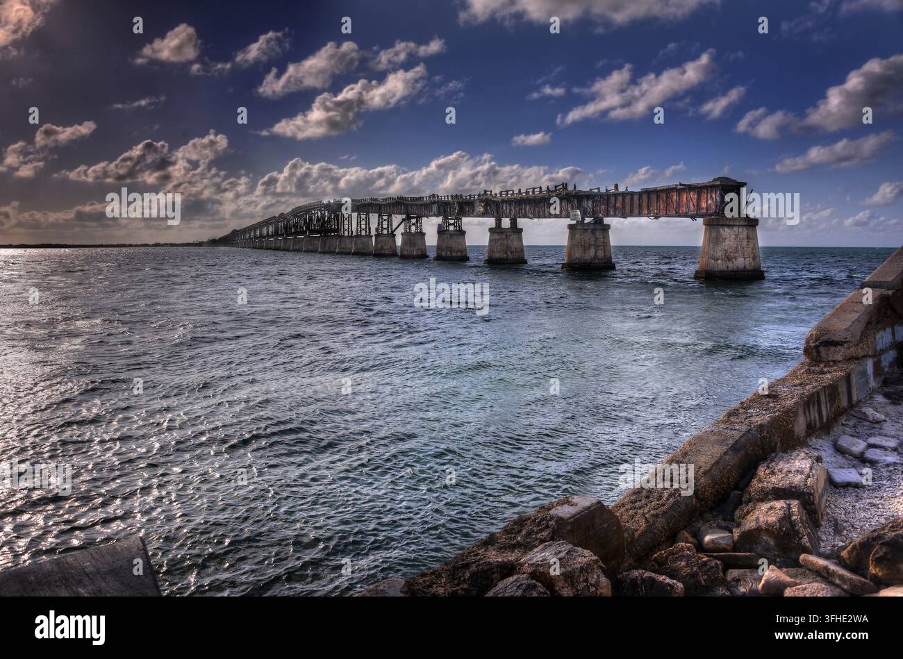 Florida Keys – 19. Mai 2025: Die alte Bahia-Honda-Eisenbahnbrücke wurde 1938 für den Autoverkehr umgerüstet. Sie wurde 1972 geschlossen. Zwei Spannweiten wurden dann entfe Stockfoto
