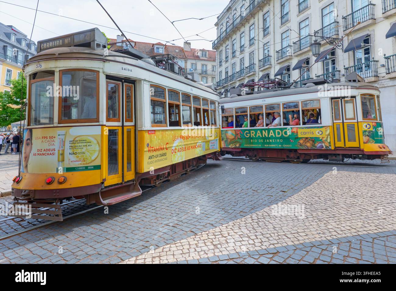 Straßenbahnen am Rande einer Kollision, Lissabon, Portugal Stockfoto