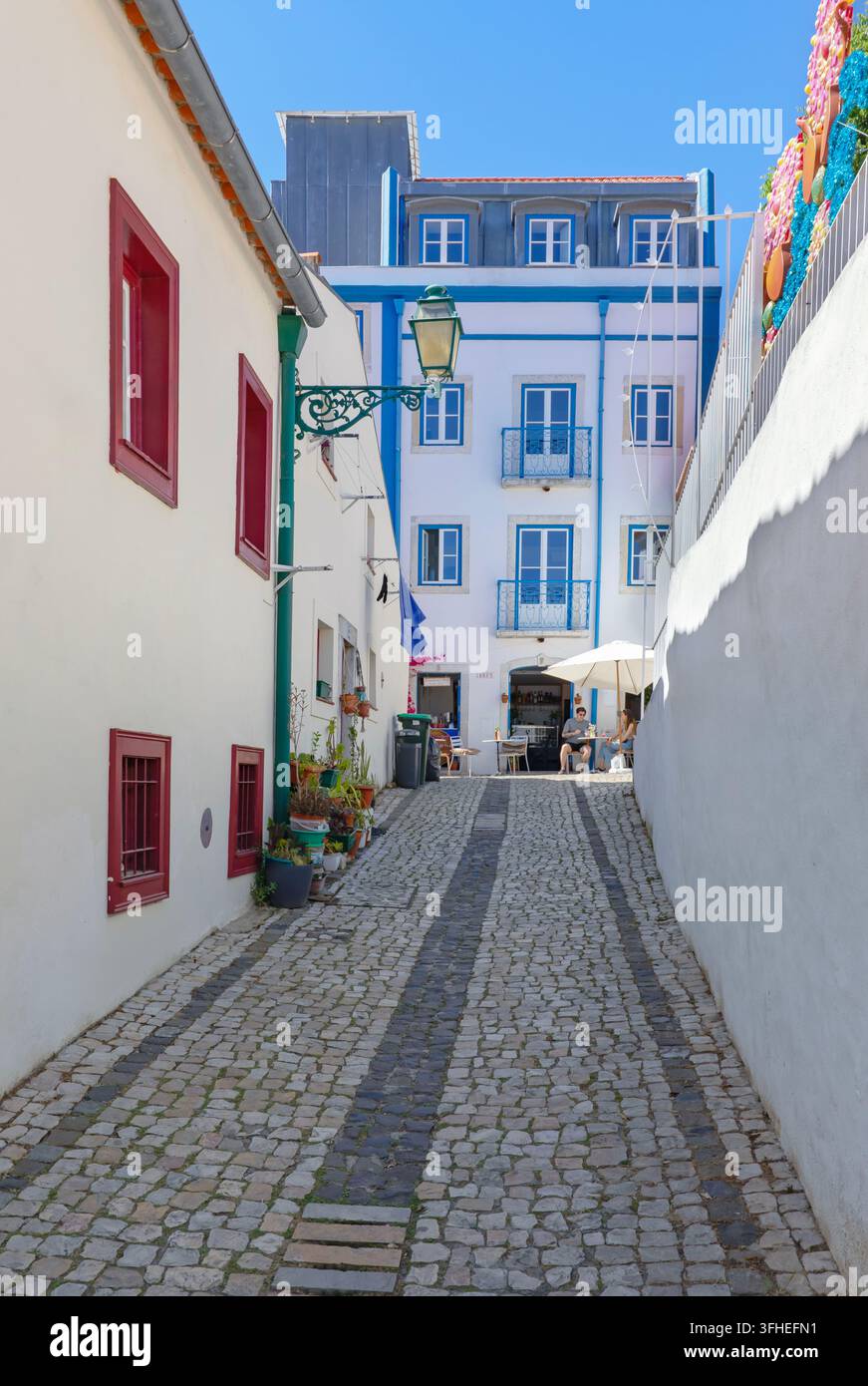 Straße im Stadtteil Alfama, Lissabon, Portugal Stockfoto
