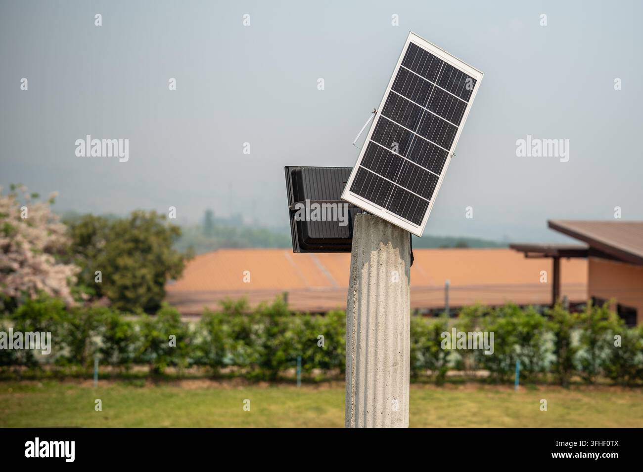 Pfosten mit solarbetriebenem Licht und Solarpanel in der ländlichen Gegend, nachhaltige und grüne Energie. Stockfoto