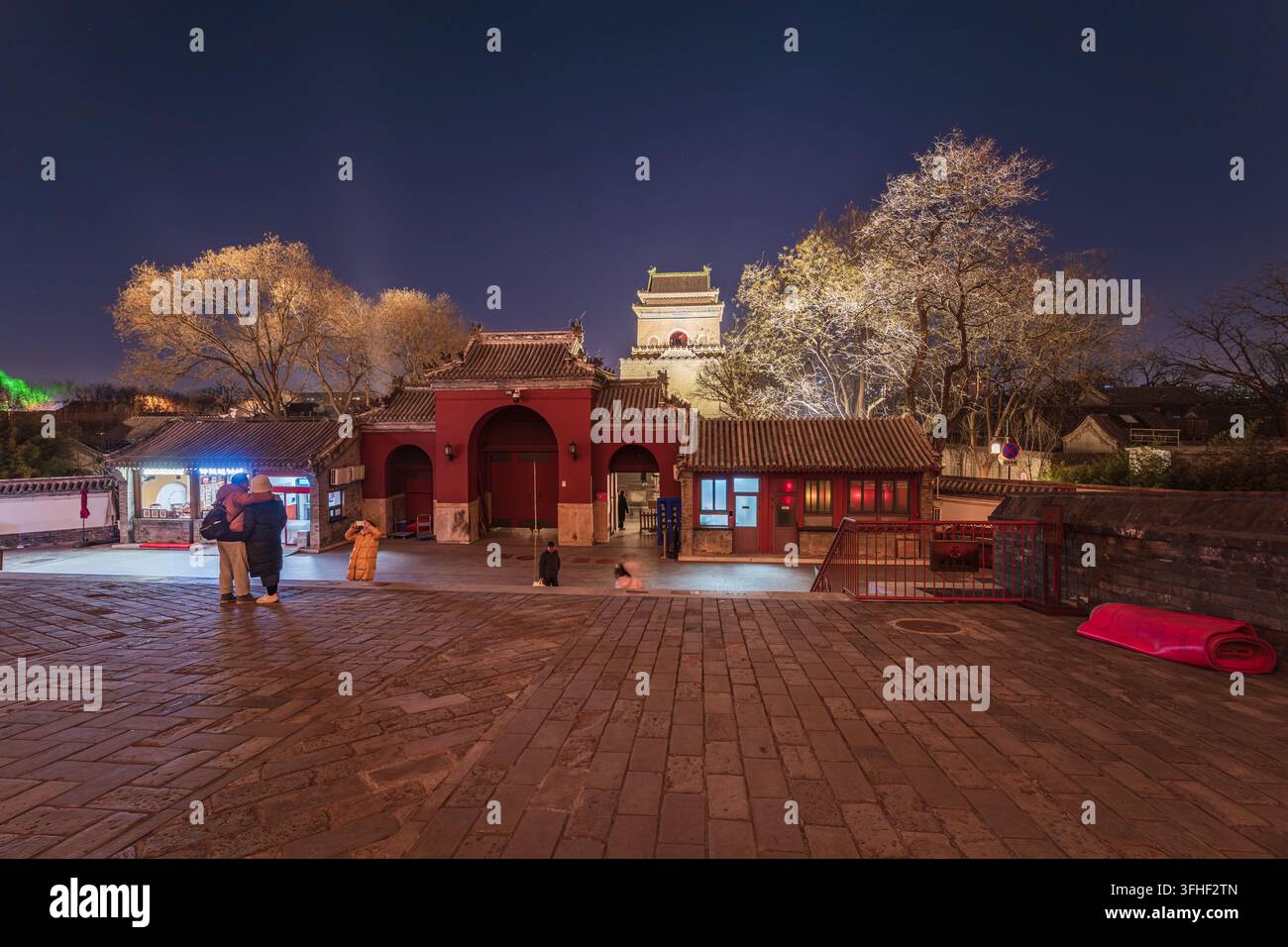 Nachtansicht des Trommelturms, eines historischen Relikts auf der zentralen Achse von Peking, mit traditioneller chinesischer alter Architektur Stockfoto