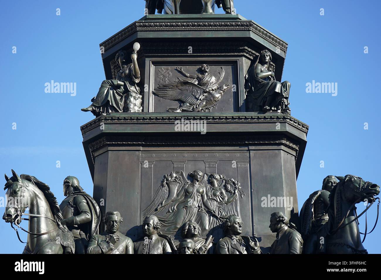 Reiterdenkmal des Königs Friedrich II. von Preußen mit Bronzestatue und bildhauerischen Reliefs in Berlin, Februar 2019 Stockfoto