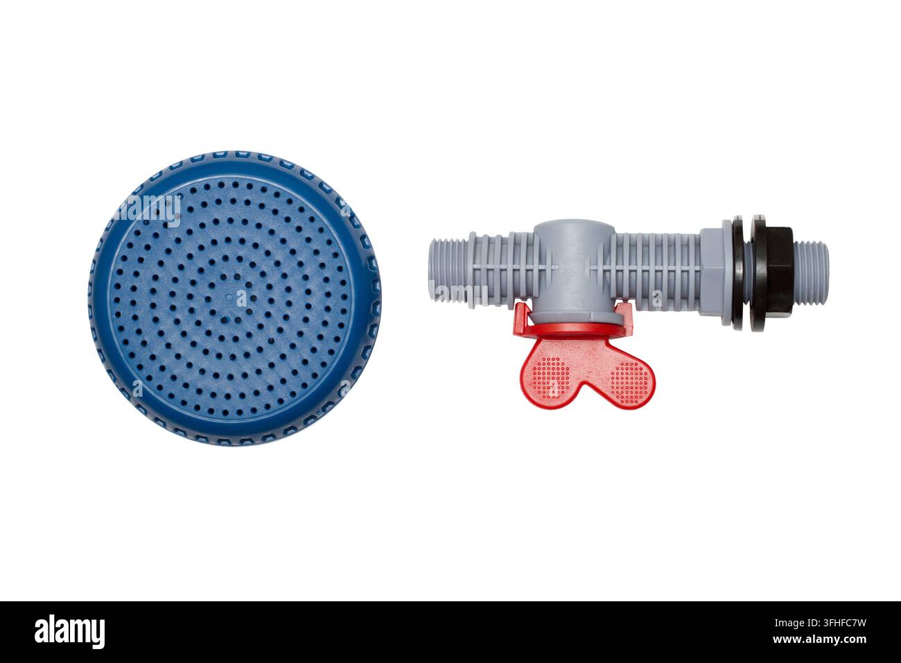 Ein Satz aus einem Wasserhahn und einem Duschkopf für eine Außendusche. Kunststoffwasserhahn und Sprinkler auf weißem Hintergrund. Stockfoto