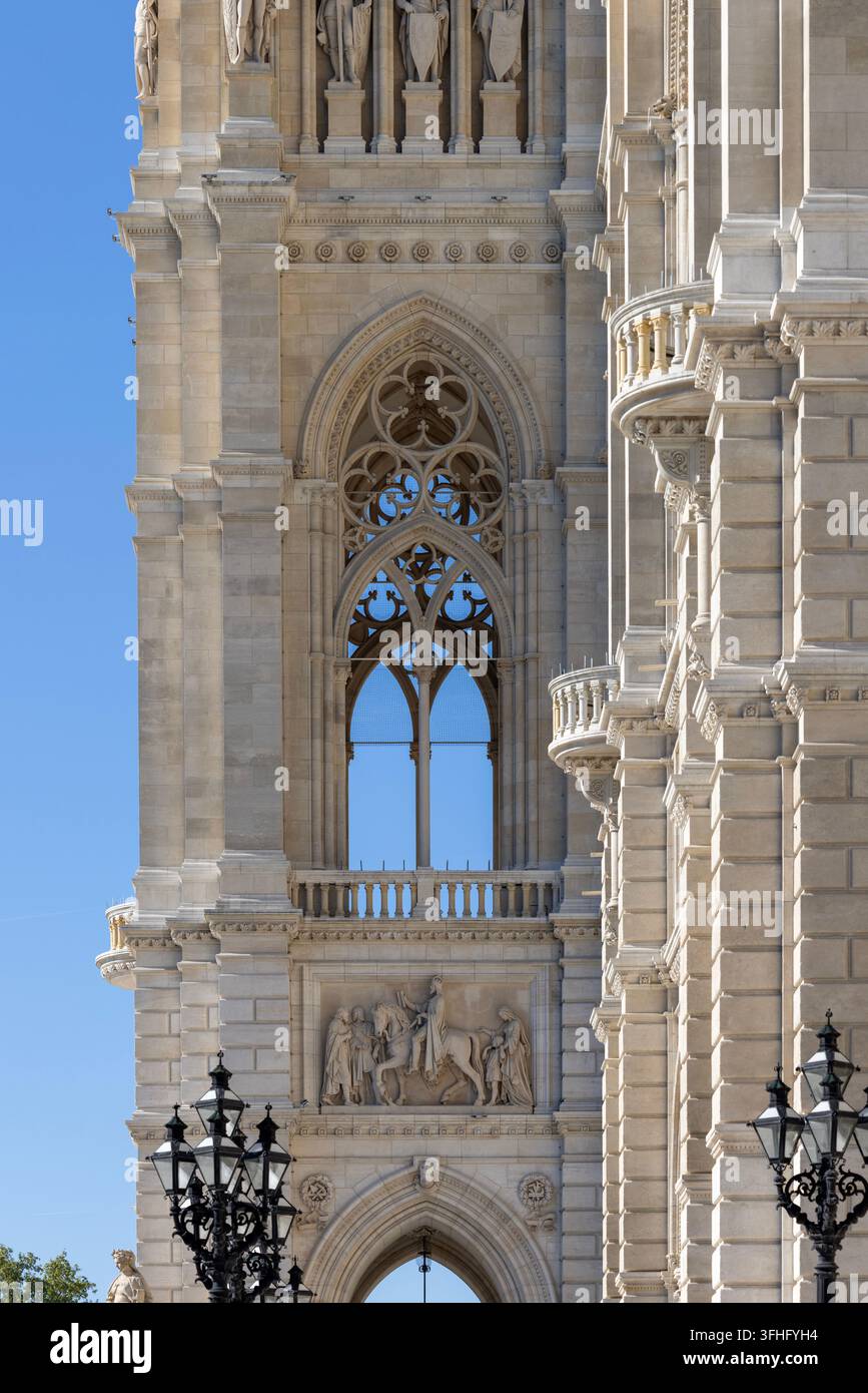 Wien, Österreich - 26. April 2024: Gotische Fassade des Wiener Rathauses aus dem 19. Jahrhundert, gelegen am Rathausplatz. Es ist der Sitz der lokalen Regierung Stockfoto