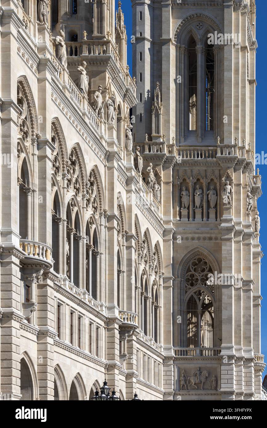 Wien, Österreich - 26. April 2024: Verzierte gotische Fassade des Wiener Rathauses aus dem 19. Jahrhundert, gelegen am Rathausplatz. Stockfoto