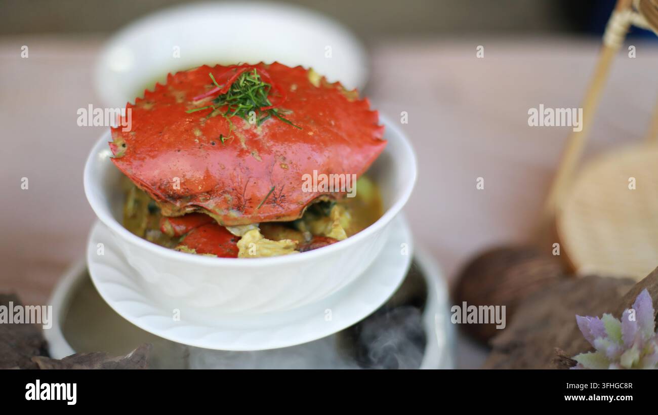 Köstliches Gourmet-Krabben-Gericht serviert in einer weißen Schüssel mit Garnitur Stockfoto