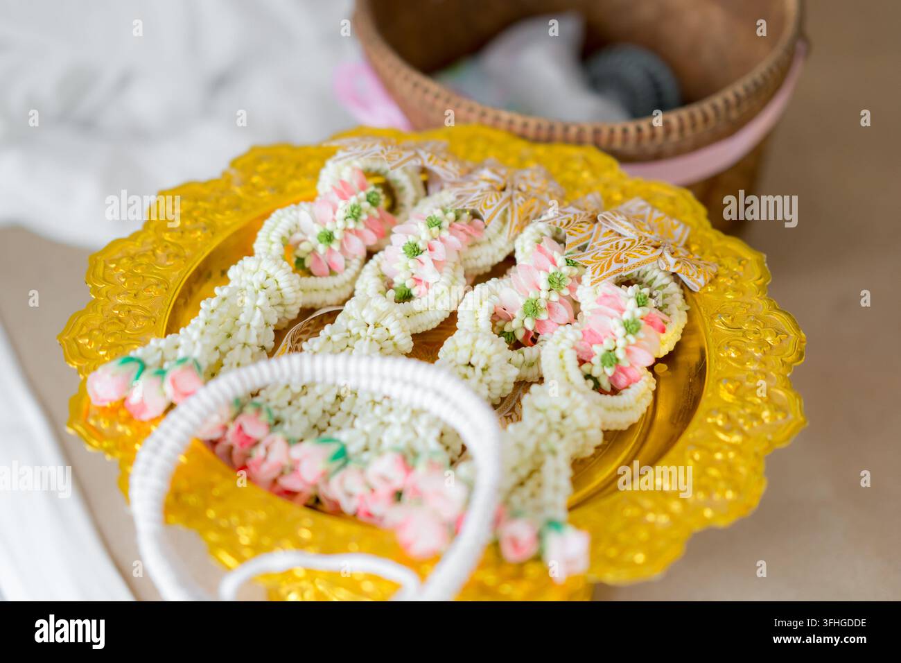 Traditioneller thailändischer Jasminblütengirlande Phuang Malai auf einem goldenen Tablett Stockfoto