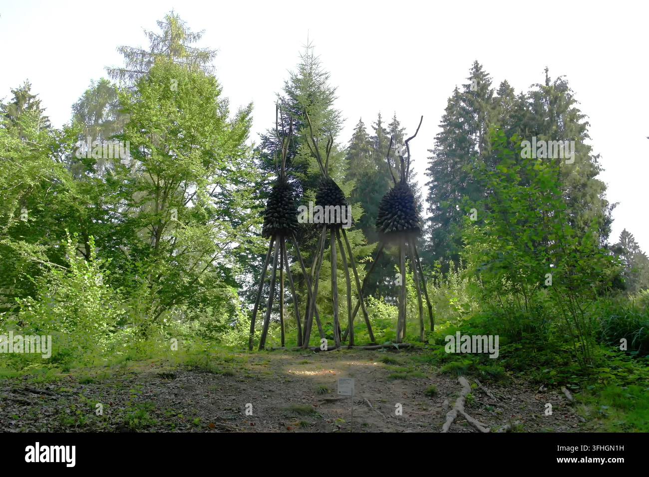 BORGO VALSUGANA, ITALIEN - 15. AUGUST 2026: Die Land-Art-Installation „Case per Baroni Rampanti“ wurde 2015 vom Künstler Roberto Conte bei Arte Sella erschaffen o Stockfoto