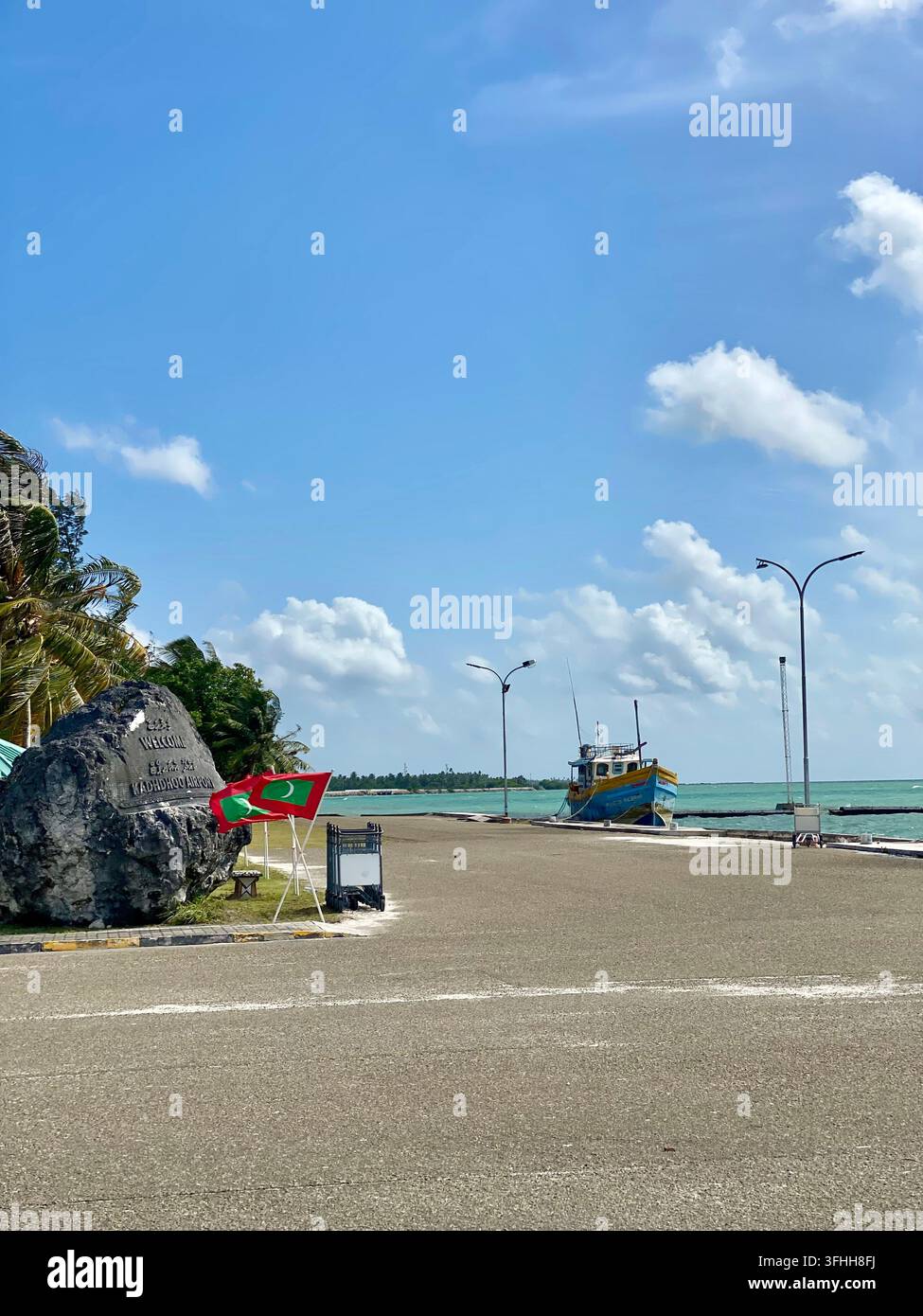 Malediven - 9. September 2022:         Küstenflughafeneingang mit Fischerboot und türkisfarbenem Meer bei Tageslicht. - Smartphone-aufgenommenes Stockfoto