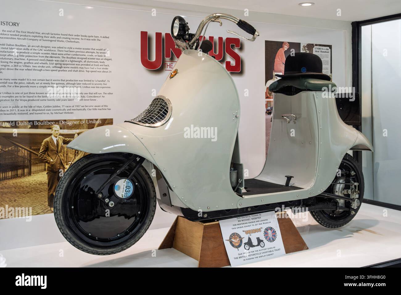 Ein vollständig restaurierter Unibus-Motorroller aus dem Jahr 1922 inmitten seiner Geschichtstafel im Jet Age Museum in Gloucester, UK. Bekannt als das Auto auf zwei Rädern Stockfoto