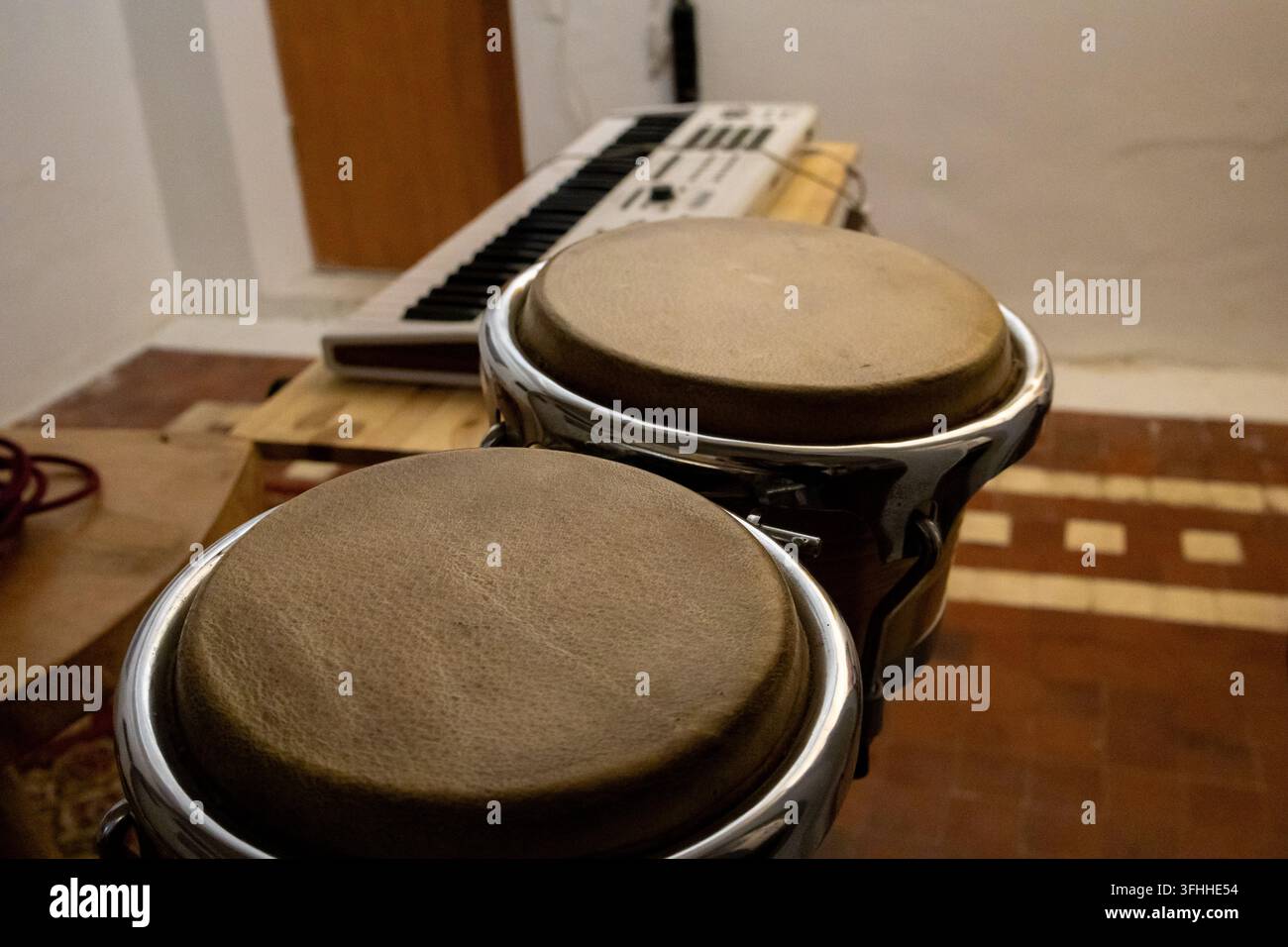 Holz Bongotrommeln mit Chromrändern Nahaufnahme im Musikproberaum Foto Stockfoto