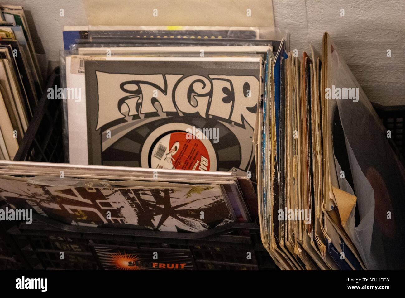 Sammlung von Vintage-Vinylschallplatten, die in Kisten im Musikstudio-Foto gestapelt sind Stockfoto