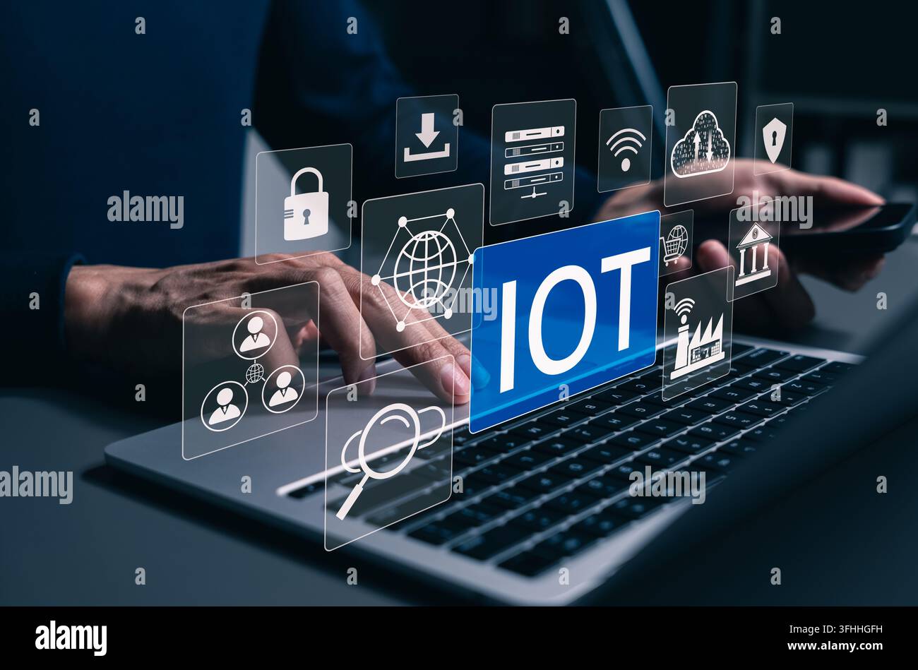 IoT Internet of Things-Technologiekonzept. Benutzer tippt auf Laptop und IoT-Schnittstelle, verbundene Geräte, intelligente Netzwerke, Cloud Computing, Cybersicherheit, Stockfoto