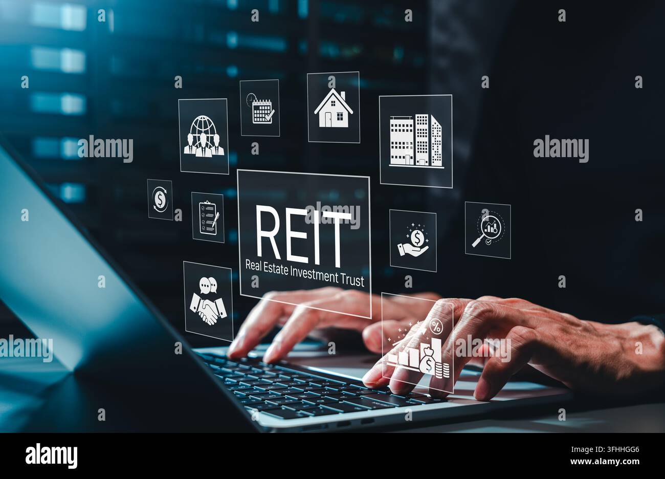 REIT Real Estate Investment Trust Finanzkonzept. Investor tippt auf Laptop mit Symbol für Wohnhaus, Gewerbegebäude, Immobilienwachstum, Stockfoto