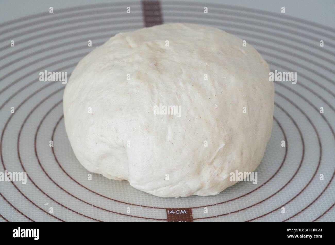 Brotteig auf einer weißen Tischdecke. Nahaufnahme. Stockfoto