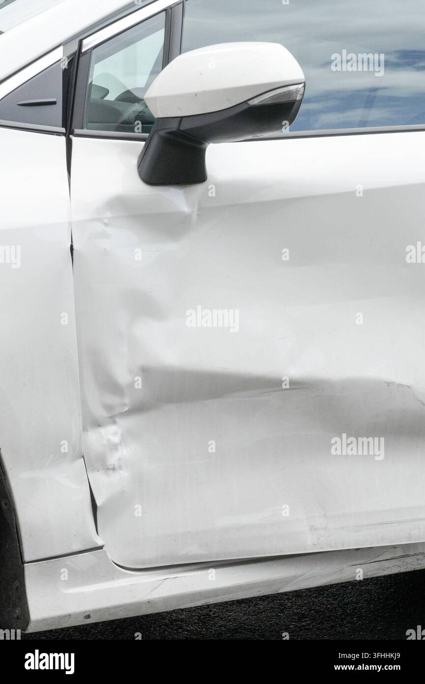 Beschädigte Seitentür eines weißen Autos nach einem Unfall Stockfoto