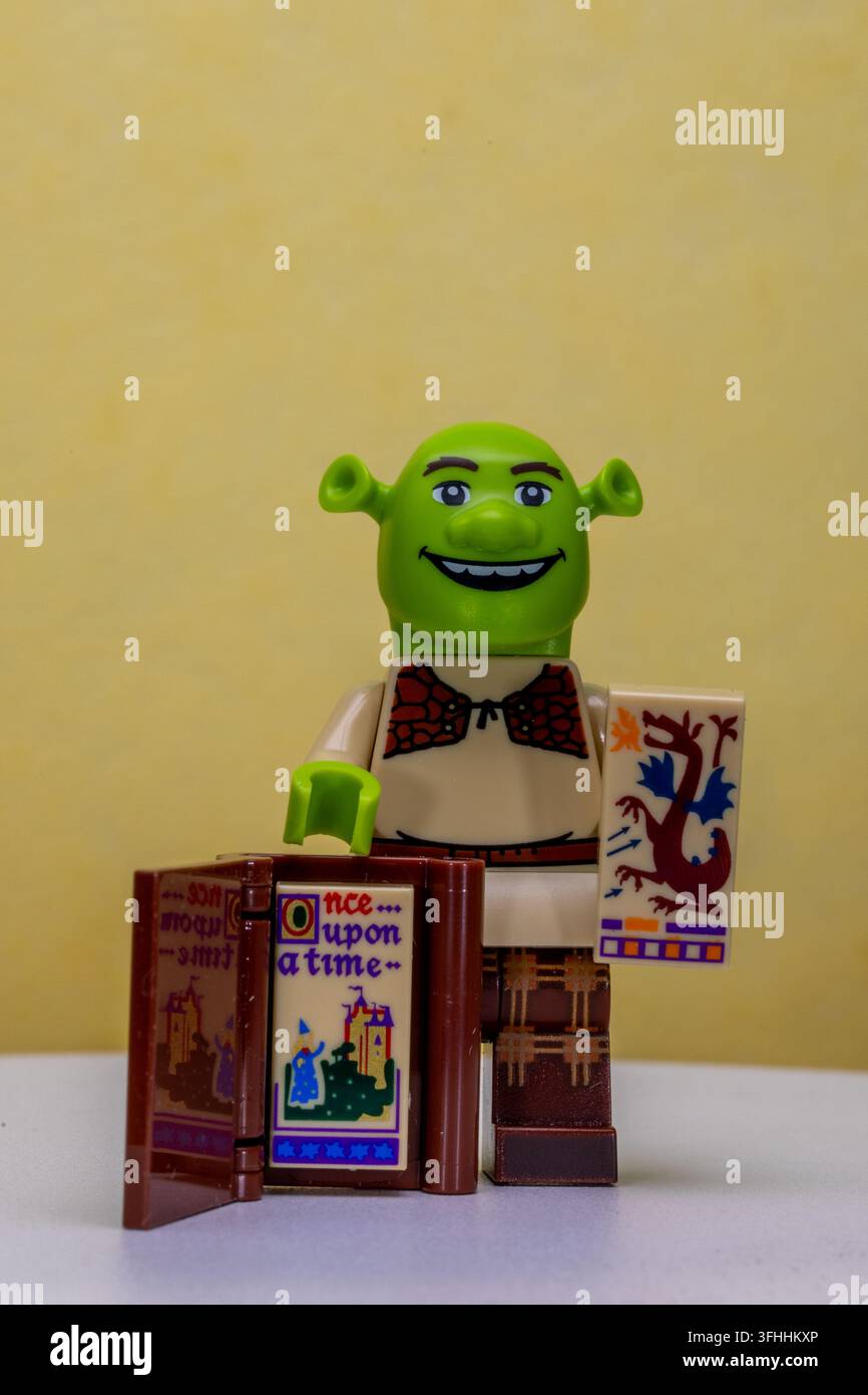 Shrek-Minifigur, die ein Buch hält Stockfoto