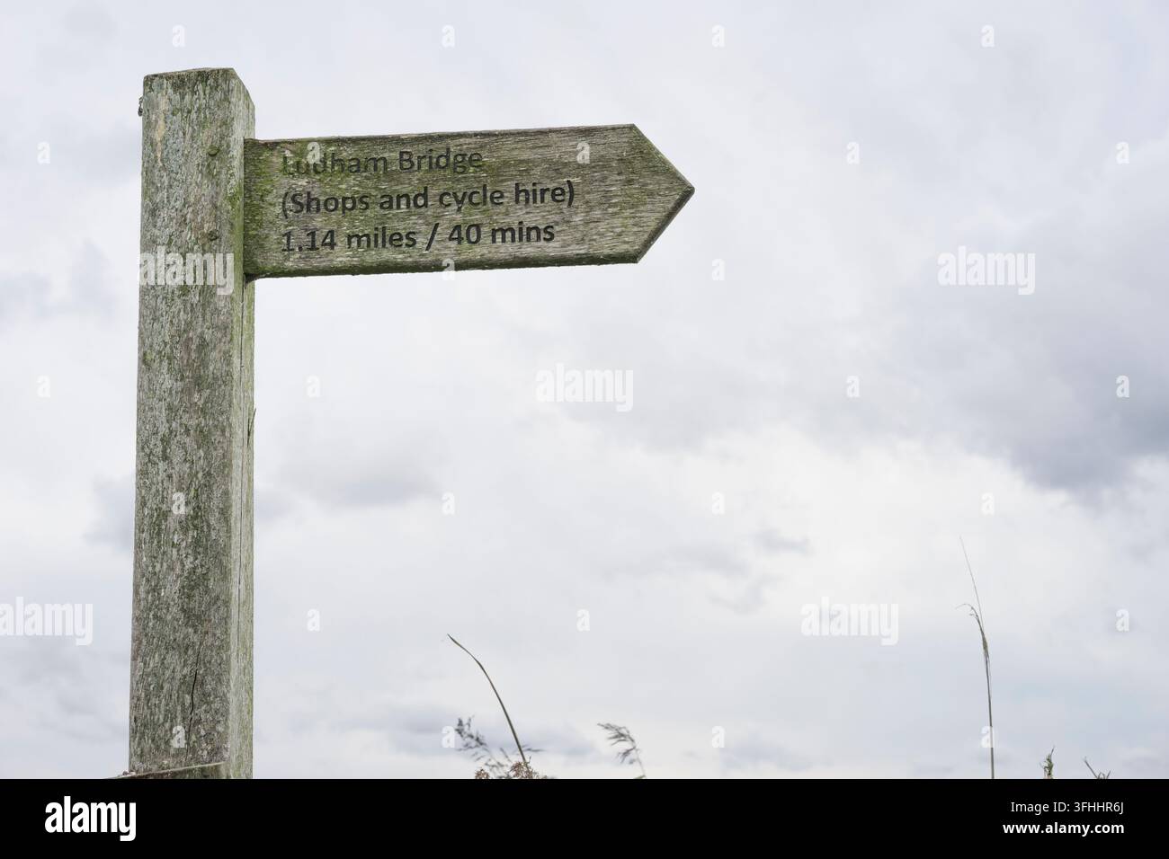 Holzschilder mit Hinweisen zur Ludham Bridge, Ludham, Norfolk, UK. Stockfoto