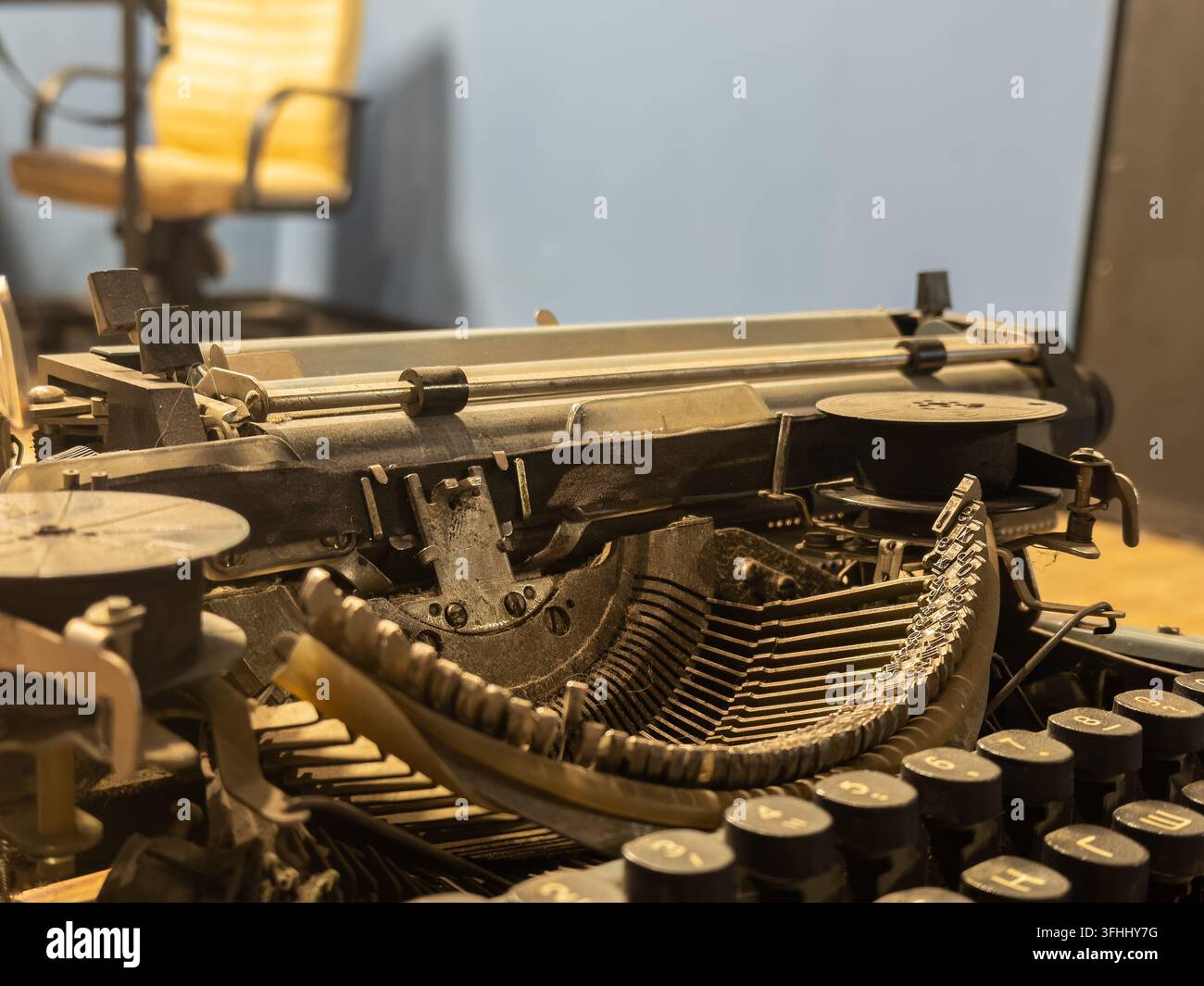 Nahaufnahme eines antiken Schreibmaschinenkomponents, das metallene Tasten und Farbkassetten zeigt, und die Handwerkskunst und das traditionelle Handwerk des Journalismus repräsentiert Stockfoto