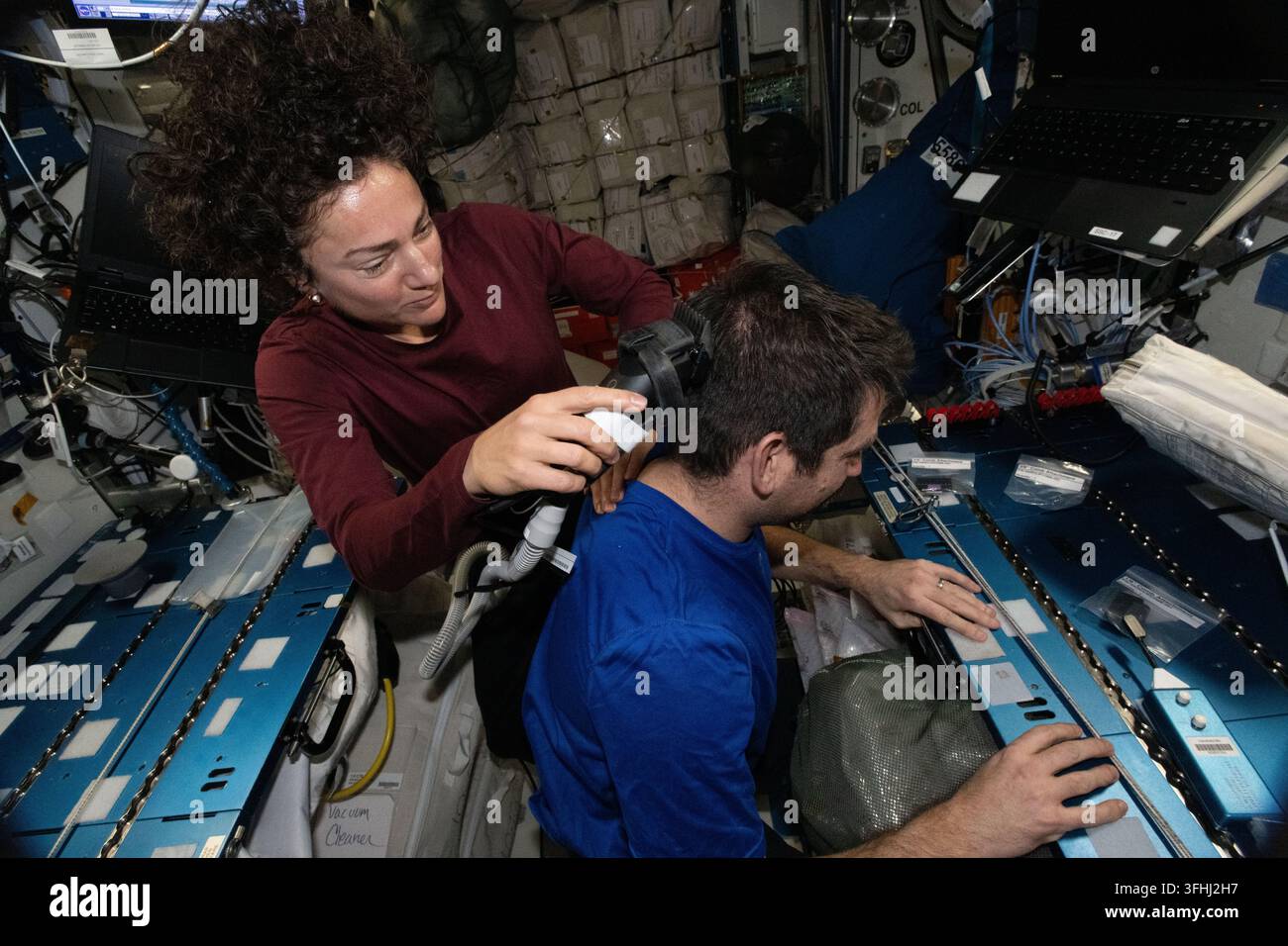 NASA-Astronautin Jessica Meir schneidet ihrem Kollegen, dem NASA-Astronauten Jack Hathaway, am 1. März 2026 die Haare Stockfoto