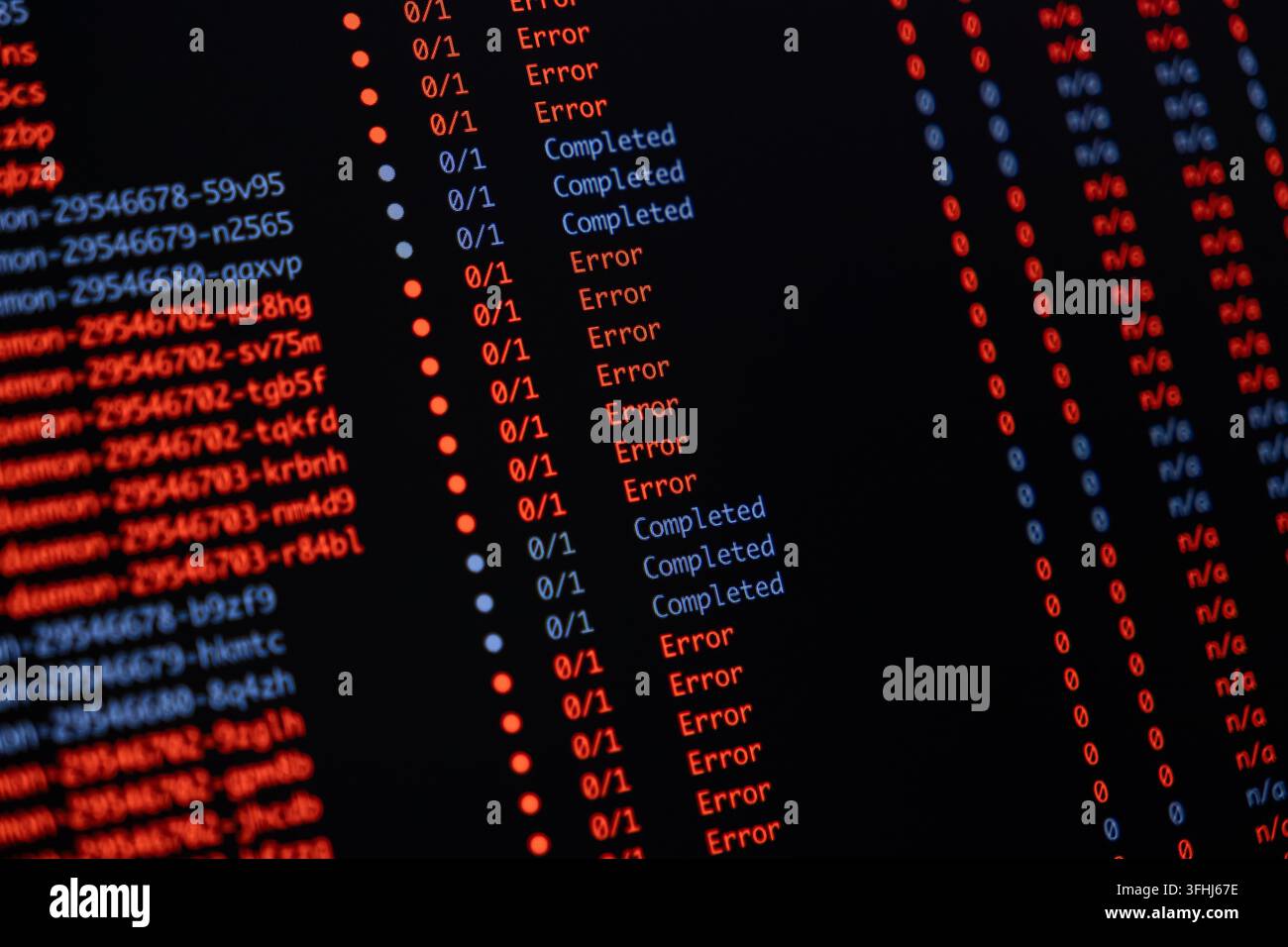 Systemüberwachungskonsole zeigt eine Liste von Software-Fehlern neben erfolgreichen Aufgabenabschlüssen und vermittelt eine technische Fehleranalyse in Komple Stockfoto