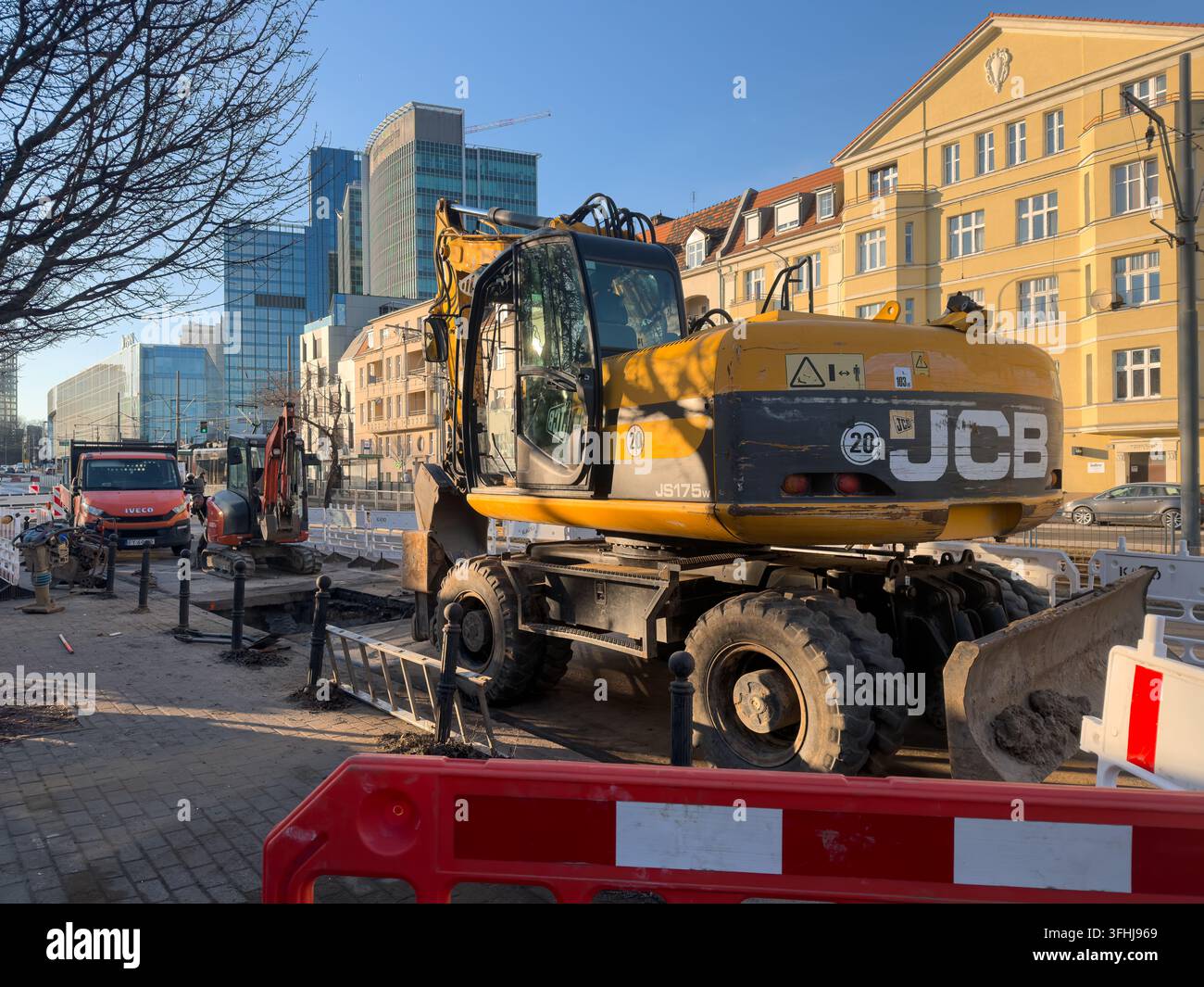 Posen, Polen – 3. März 2026: Ein JCB JS175w Radbagger steht an einer Baustelle am Straßenrand und veranschaulicht schwere Baumaschinen, die für urbane B Stockfoto