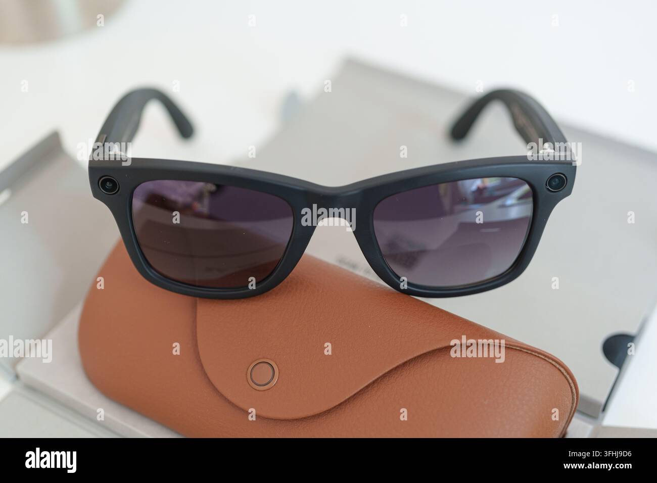 Schwarze Smart-Brille, die auf der Schutzhülle ruht Stockfoto