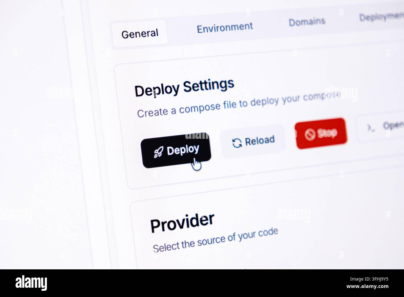 Der Benutzer klickt eine Deploy-Taste innerhalb eines Cloud-Control-Panel-Dashboards, was nahtlose Anwendungsfreigabecyclen, automatisierte Serververwaltung veranschaulicht, Stockfoto