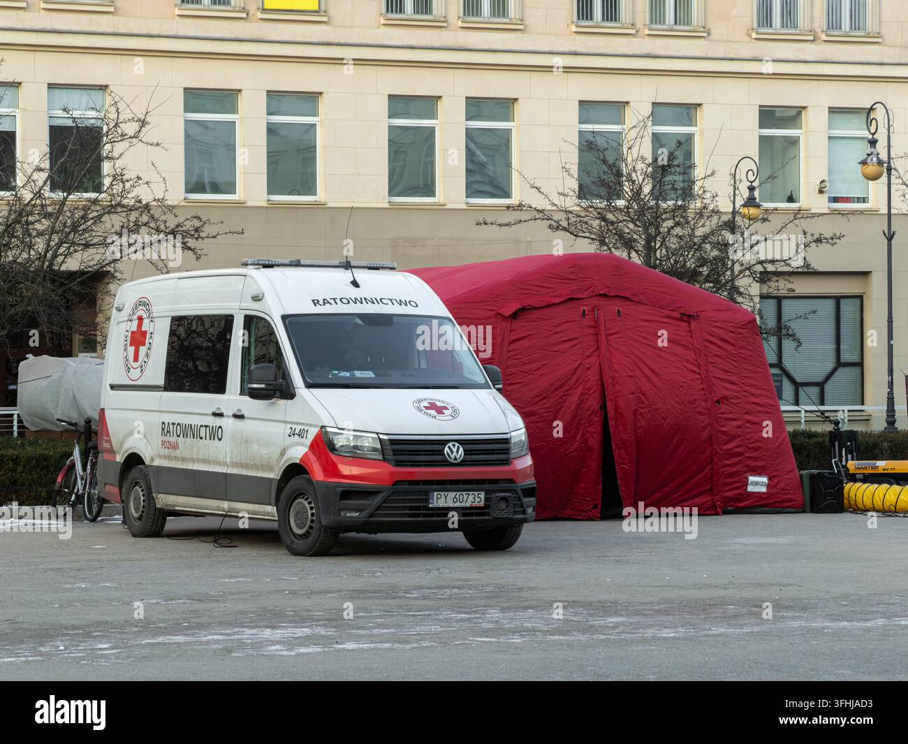 Posen, Polen - 31. Januar 2026: Der Krankenwagen des Polnischen Roten Kreuzes steht neben einer großen roten aufblasbaren medizinischen Struktur zur Unterstützung von Feldoperationen d Stockfoto