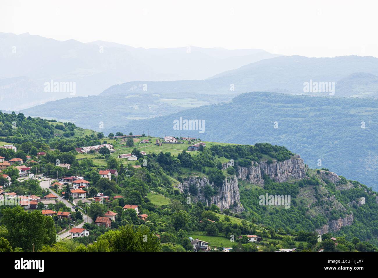 Dorf in einer Karstkalklandschaft, W. Bulgarien Stockfoto