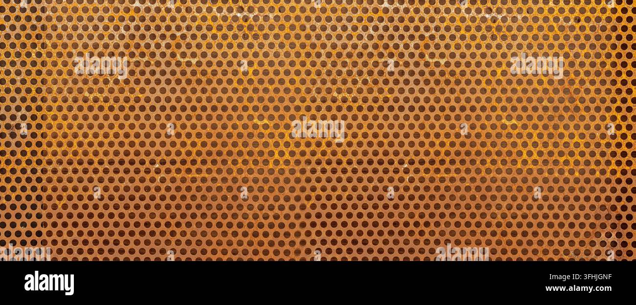 Rostige perforierte Metallblechoberfläche mit texturisiertem Muster Stockfoto