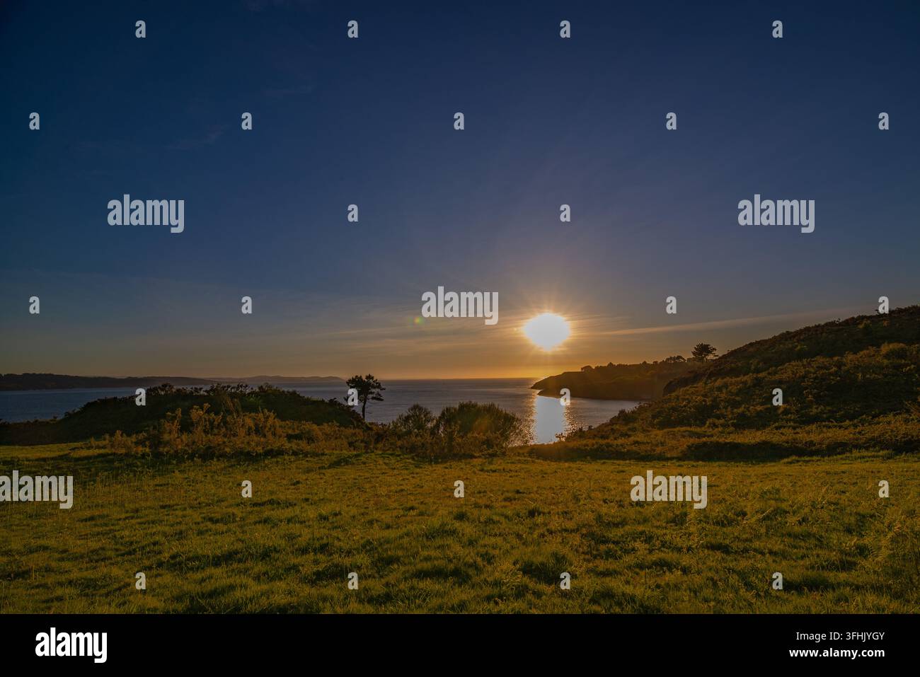 3. April 2026 - Spanien: Sonnenuntergang an der Atlantikküste Spaniens, in Galizien, im Nordwesten der Iberischen Halbinsel Stockfoto