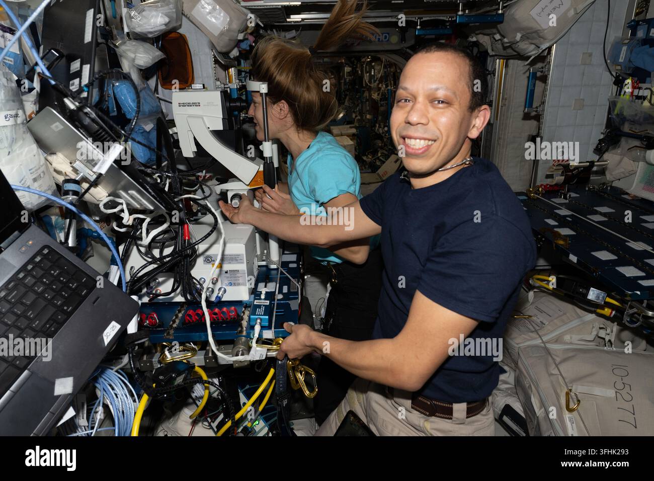 NASA-Astronaut Chris Williams führt ESA-Astronautin Sophie Adenot während einer Augenuntersuchung am 3. April 2026 Stockfoto