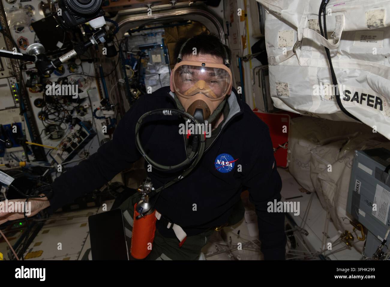 NASA-Astronaut Jack Hathaway trägt ein tragbares Atemgerät, 3. April 2026 Stockfoto