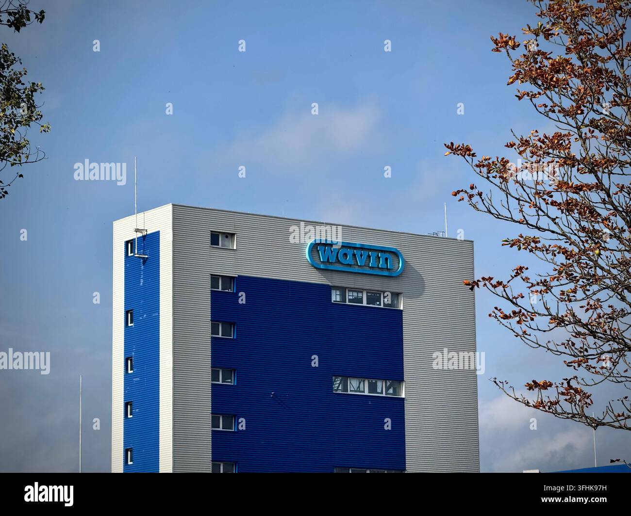 Moderne Industriegebäudefassade von Wavin in Litauen, einem Hersteller von Kunststoffrohren und Wassermanagementsystemen. Mit blauen und grauen Metallteilen - Smartphone-aufgenommenes Stockfoto